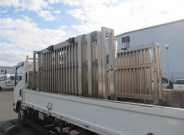 新規門扉を搬入