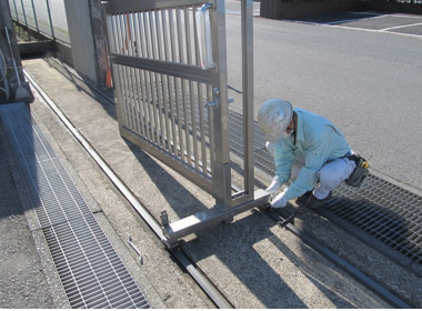 新規門扉を取付作