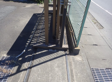 既存レールに新規門扉を取付完了