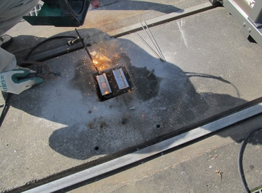 新規門扉に合わせて金物取付