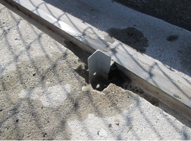 新規門扉に合わせてストッパー取付